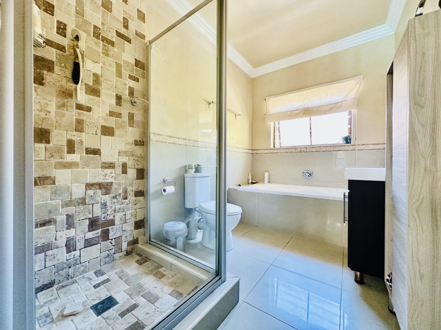 3 Bedroom Property for Sale in Sandbaai Western Cape